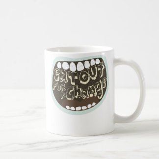 Coma hacia fuera para una taza de café del cambio
