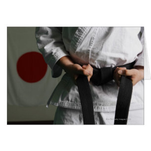 Combatiente del Taekwondo que tensa la correa