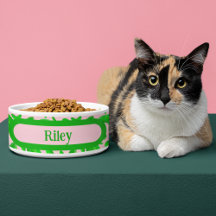 Dill Pickles en un fondo rosa suave