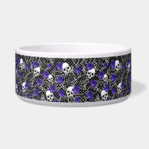 Flores violetas, cráneos y encajes