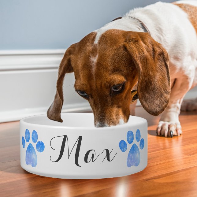 Comedero La impresión de Blue Sparkly Paw Personaliza el ta (This dog bowl is cheerful and fun with glittery blue paw prints on either side of your pet's name!)