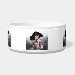 Comedero Mujer en blusa bordada