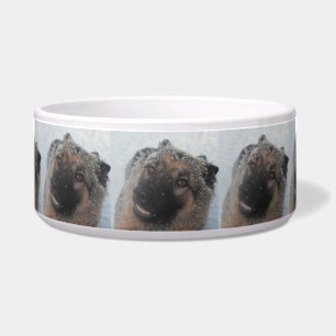 Comedero Pastel De Perro Pastor Alemán En La Nieve Sonriend