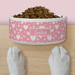 Comedero Patrón De Corazón Blanco Sobre Rosa Con Nombre Per<br><div class="desc">El patrón simple de los corazones blancos de color en diferentes tamaños sobre un color de fondo rosado. También hay un área de texto personalizable para un nombre.</div>