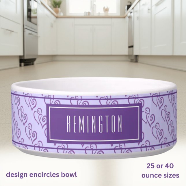 Comedero Patrón de Corazón Vinculado Morado en Morado Perso (Purple linked heart pattern encircles the bowl with template text for name.)