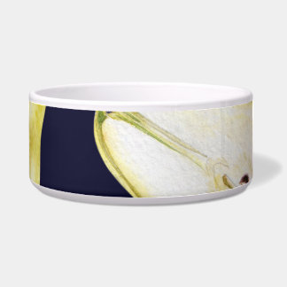 Comedero pera madura, fondo negro, arte de jardín