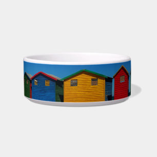 Comedero Una hilera de cabañas de playa de colores vivos