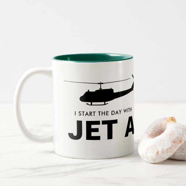 Comience el día con el jet una taza de Huey (Con donut)
