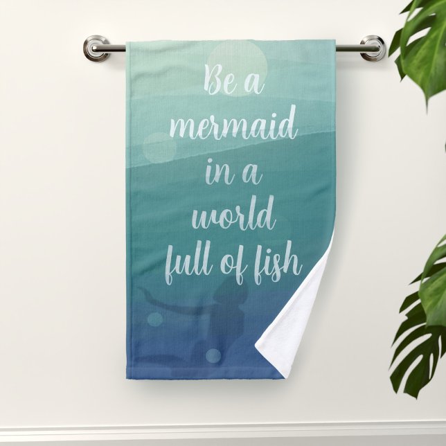 Comillas de sirena toalla oceánica ('Be a mermaid in a world full of fish' is what I put on this hand towel. What would you write?)