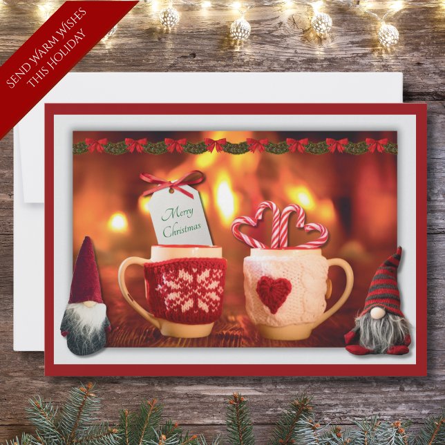 Cómoda tarjeta de vacaciones plana de Navidades de (Cozy Red Festive Gnome Flat Christmas Card Front)