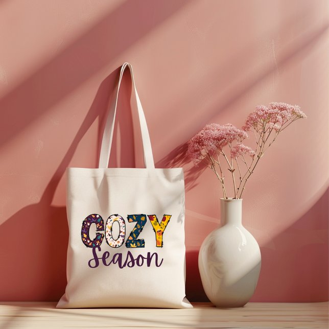 Cómodas cartas de doodle de temporada en la bolsa (Cozy season doodle letters autumn inspired design tote bag)