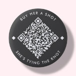 Cómprale un disparo | Botón Código QR de Bachelore<br><div class="desc">Mínimo gris: "Cómprale un tiro,  está atando el nudo". ¡Con un código QR de personalizable! Sólo tienes que añadir la URL de Venmo,  Cashapp o PayPal de la novia a la zona que aparece en la "personalización de esta plantilla",  y en el diseño se generará un nuevo código QR.</div>