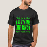 Cómpreme un tiro que estoy atando la camiseta del<br><div class="desc">Atando el bachelorette del nudo vaya de fiesta la camisa para el novio. Cómpreme un tiro que estoy atando la camiseta del nudo para que sea el novio. Cita de consumición divertida para la despedida de soltero. Humor de la boda. Lema fresco con las letras verdes de neón. Texto de...</div>