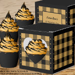 Comprobación de búfalo - Oro y negro - Caja de Fav<br><div class="desc">Casilla de selección de los favores dorados y búfalos negros del corazón. El texto de la parte posterior del cuadro es personalizable. Si utiliza el botón/herramienta 'editar diseño', también puede agregar sus propias imágenes/fotos. Hay otras coloridas disponibles. Vea la colección de todos los tamaños de caja y colores de verificación...</div>