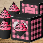 Comprobación de búfalo - rosa y negro - Caja de Fa<br><div class="desc">Casilla de selección de favores de búfalo negro y rosa cardíaco. El texto de la parte posterior del cuadro es personalizable. Si utiliza el botón/herramienta 'editar diseño', también puede agregar sus propias imágenes/fotos. Hay otras coloridas disponibles. Vea la colección de todos los tamaños de caja y colores de verificación de...</div>