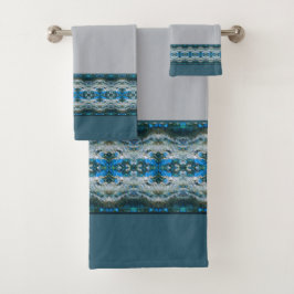 Con estampado en rayas grises y azules acentuadas