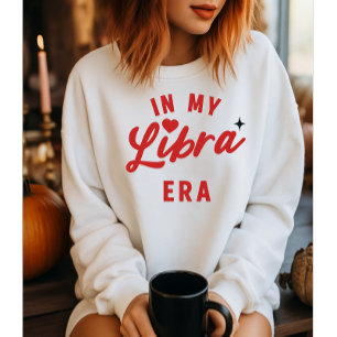 con mi sudadera de la era Libra, regalo de cumplea