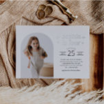 Con Relieve Metalizado Arch Photo Birthday Invitación Paisaje Plateado<br><div class="desc">Una invitación moderna de cumpleaños con tu propia foto en forma de arco. El texto del título se imprime en Relieve metalizado plateado real.</div>