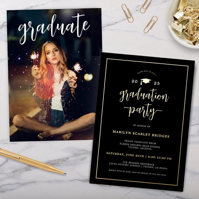 Con Relieve Metalizado Invitación a graduación de Moda moderna en negro y (Elegant black and gold foil modern graduation party invitation with photo and graduate class of chic)