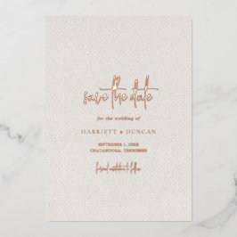 Con Relieve Metalizado Invitación de Boda en Beige Neutro Atemporal