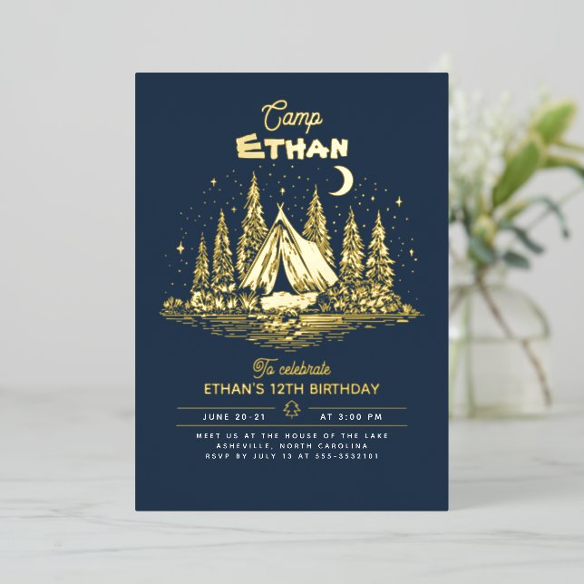 Con Relieve Metalizado Invitación de cumpleaños para camping (Anverso de pie)