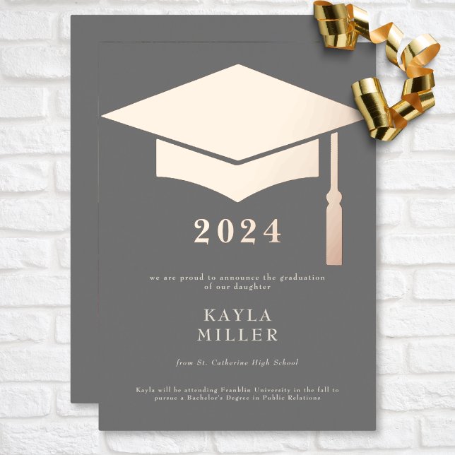 Con Relieve Metalizado Invitación mínima de gradiente gris blanco rosa do (Minimal Gray & White Rose Gold Cap Graduation Foil Invitation)
