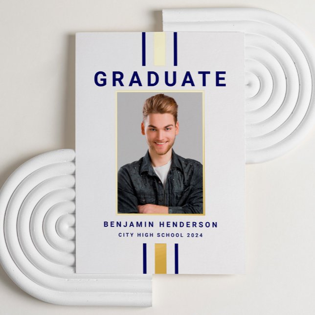 Con Relieve Metalizado Invitación moderna de graduación de oro azul de la (Custom Photo Modern Navy Blue Gold Graduation Announcement Card.)