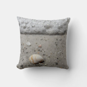 Concha de mar en la almohada de la playa