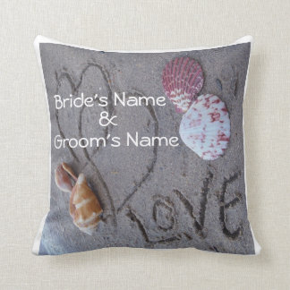 conchas y 2 corazones en la almohada de bodas pers