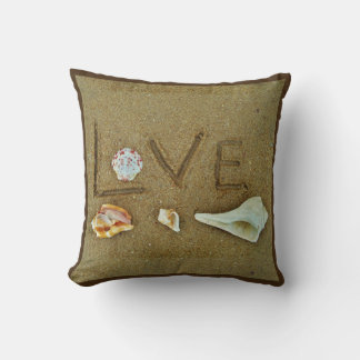 conchas y amor en la playa almohada de boda person