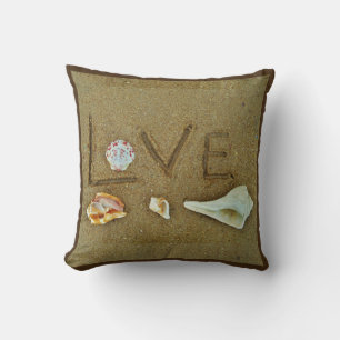 conchas y amor en la playa almohada de boda person
