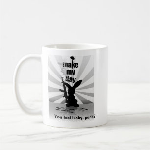Conejito del Malo-Asno con la taza de café del