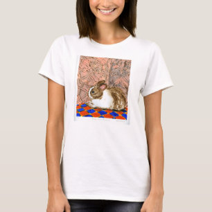 Conejito en una camiseta de las mujeres del sitio