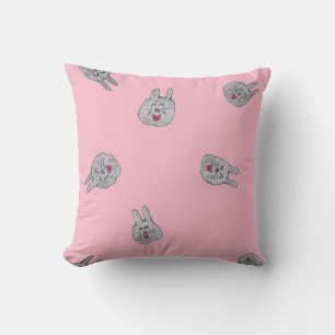 Conejitos de polvo en almohada rosa