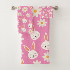 Conejo de Pascua divertido con flores blancas sobr