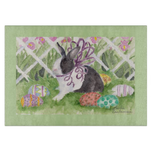 Conejo de Pascua y tabla de cortar de los huevos