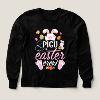 Conejo lindo frente a huevos de Pascua Feliz Día