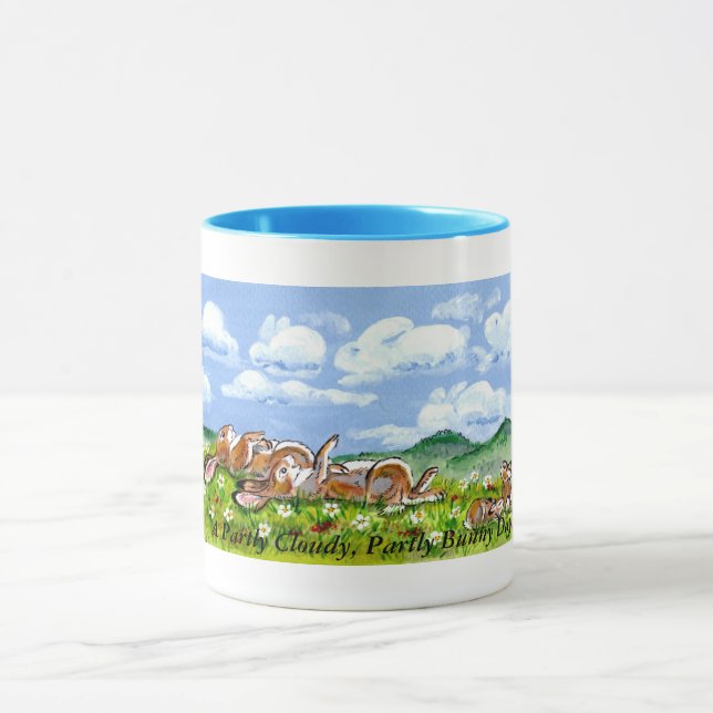 Conejos de conejito deliciosos que miran la taza (Centro)