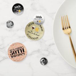 Confeti Adultos ruidosos vitorean el cumpleaños de la foto