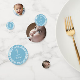 Confeti Lazo blanco sobre la tabla de bautismo azul pastel