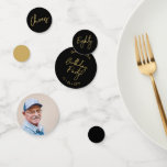 Confeti Ochenta | Oro y Black Modern 80th Birthday Party<br><div class="desc">Añade detalles a tu día especial con este elegante marco de mesa de fotos de 80 años. Este diseño presenta un guión de broche de moda "Ochenta",  "Cheers",  "Cumpleaños" en combinación de color negro y oro. Hay más diseños y suministros de fiesta disponibles en mi tienda BaraBomDesign.</div>