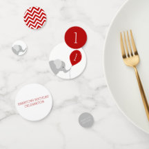 Pequeño elefante con cumpleaños en globo