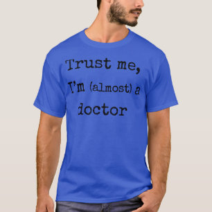 Confía en mí que soy casi un pegatina de camisetas