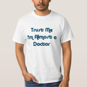 Confíe en que yo casi es una camiseta del médico