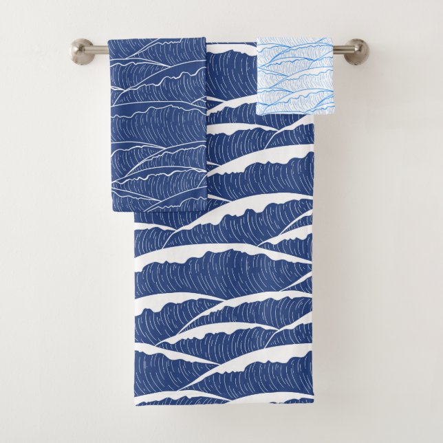 Conjunto de toallas azules con un patrón de ondas  (In situ)