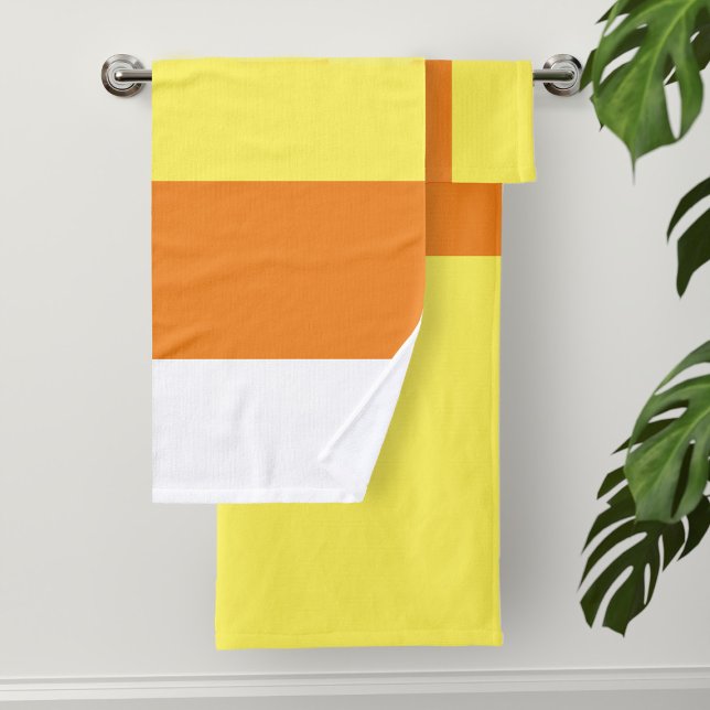 Conjunto de toallas de baño de rayas amarillas de  (Bright white, orange and yellow striped towels inspired by the colors of candy corn)