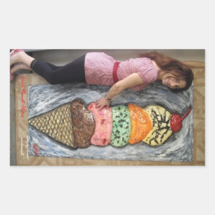 CONO de HELADO GIGANTE CON el pegatina del ARTISTA