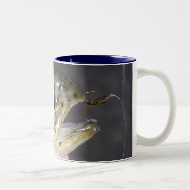 Consiga enganchado en la pesca con mosca - taza de (Derecha)