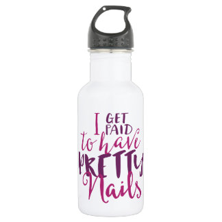 Consigo pagado tener botella de agua de los clavos