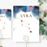 Constelación de Lyra, Número de tabla celeste<br><div class="desc">Disfruta de un tema de constelación celeste con nuestros signos de constelación! Colección con 15 constelaciones diferentes para elegir, pero si necesita más, por favor siéntase libre de añadir un nombre de constelación diferente a cualquiera de nuestras tarjetas de número de tabla (aunque la tarjeta no tendría la formación de...</div>